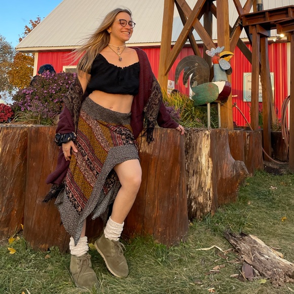 Cameo & Myth Dresses & Skirts - Cameo & Myth Midi High Waist Pattern Skirt